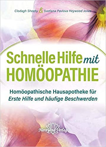 Hilfe zur Selbsthilfe Arnica nehme ich immer auf Reisen mit, auch Belladonna, weil mein Mann leicht einen Sonnenstich mit Fieber bekommt. Es hilft ihm augenblicklich. Und Cantharis steht griffbereit im Küchenschrank. Wie schnell kommt es zu einer Verbrennung am Herd. Ich habe schon zusehen können, wie entstehende Brandblasen verschwanden... Warum ich schon vor vielen Jahren zur Homöopathie gekommen bin? Weil ich nicht ausgeliefert sein möchte. Weil es mir gut tut, Mittel im Schrank zu haben, die mir bei vielerlei Beschwerden helfen könnten - ohne Nebenwirkungen. Weil es dann nur auf meine Intelligenz ankommt, das richtige Mittel zu finden. Dafür sind einige Studien nötig. Natürlich habe ich auch eine "Materia Medica" im Schrank, ein dickes Buch, in dem heilende Substanzen in aller Genauigkeit beschrieben sind. Dennoch ist mir klar: Um mit homöopathischen Mitteln in die Tiefe zu gehen, sollte man einen homöopathischen Arzt zu Rate ziehen. Denn Homöopathie zielt eigentlich auf den ganzen Menschen und sieht alles im Zusammenhang. Aber manchmal tut eben Soforthilfe Not. Und deshalb werde ich mir dieses kleine Buch auch noch ins Regal stellen, weil es im Vergleich zu anderen einschlägigen Ratgeber besonders übersichtlich gegliedert und überaus präzise in der Beschreibung der jeweiligen Symptome ist. Selbst für Menschen, die noch kaum etwas von Homöopathie gehört haben, ist der Band empfehlenswert. Ihnen wird zu Beginn leicht fasslich erklärt, dass es bei dieser Heilmethode um das empfindliche Energiegleichgewicht von Geist, Körper und Seele geht, um Blockaden, die sich in Krankheitssymptomen zeigen und die gelöst werden müssen. "Rund 200 Millionen Menschen auf der ganzen Welt greifen regelmäßig auf die Homöopathie zurück, die in Ländern wie Großbritannien, der Schweiz, Brasilien, Indien, Chile und Mexiko fest in die Gesundheitsversorgung integriert ist. Fast jeder dritte EU-Bürger wendet homöopathische Arzneimittel in seiner täglichen Gesundheitsversorgung an.“ Clodagh Sheehy/ Svetlana Pavlova Heywood Jones: Schnelle Hilfe mit Homöopathie