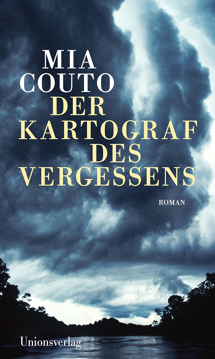 „Vergangenheit, die nie verheilt ist“ Sprachmächtig und spannend: „Der Kartograf des Vergessens“ von Mia Couto Irmtraud Gutschke Der Romantitel kommt im Text selber vor. Eine junge Frau namens Liana – natürlich ist sie bezaubernd – hat ihr Manuskript so genannt. Sie hat sich in den Dichters Diogo Santiago verliebt, der in seiner einstigen Heimatstadt Beira den Spuren seines Vaters folgt, der auch Dichter war. Von verschiedener Seite wird Adriano Santiago „Träumer“ genannt. Doch wachen Auges hat er gesehen, was die Kolonialmacht Portugal in Mosambik anrichtete. Wer weiß heute noch davon? Darum geht es im Roman: die Vergangenheit vor dem Vergessen zu retten. Denn sie hinterließ Wunden, die nie verheilt sind. Dazu hat sich Mia Couto, der als Sohn portugiesischer Einwanderer in Beira geboren wurde und weiterhin in Mosambik lebt, eine interessante Romankonstruktion ausgedacht, die sich auf zwei Zeitebenen bewegt. Kapitelweise folgen wir im Frühjahr 2019 den Recherchen Diogos, die bald schon von Liana begleitet werden, und Dokumenten der portugiesischen Geheimpolizei aus dem Jahre 1973. Die wurden Liana von ihrem Großvater hinterlassen, der Inspektor bei der PIDE war. Da findet Diogo nicht nur diverse Spitzelberichte und Aufzeichnungen seines Vaters, sondern ebenso eigene Tagebucheintragungen von damals. Er folgt also in gewisser Weise auch seinem eigenen Leben. „In diesen Tagen bewege ich mich in den Orten meiner Kindheit wie durch einen Sumpf – äußerst behutsam. Ein falscher Schritt, und ich riskiere, in dunklen Abgründen zu versinken.“ – Abgründen, die überall lauern, in allen Biografien, denen wir begegnen. Jede, jeder trägt eine Frage, eine Rätsel mit sich herum. „Es ist ungerecht, eine Vergangenheit zu erben“, sagt Liana. „Als würde uns die Zeit an den Füßen festgebunden. Wie oft habe ich daran gedacht, diese Papiere zu verbrennen.“ Aber in einem Waisenhaus in Portugal geboren, würde auch sie gern mehr über ihre Herkunft erfahren … Was für ein Labyrinth von Schicksalen sich da öffnet, die alle irgendwie verbunden sind! Wie viele Geheimnisse wollen enthüllt werden! Was wurde aus Diogos Halbbruder Sandro? Dessen Herkunft wurde in der Familie verschwiegen, wie so vieles übrigens. Wie viele Lügengebäude sind da aufgerichtet worden. Eine schöne junge Frau, Amalinda, wurde sterbend in einem Fluss gefunden und konnte gerettet werden. Später aber stürzt sie aus dem Fenster eines Hochhauses. Und der Mann, der sie fand, war kurz drauf selber tot … Sprachmächtig und überaus spannend ist es, wie Mia Couto schreibt. Mitunter wurde er ja als Meister des magischen Realismus gerühmt. An Gabriel García Márquez denkt man angesichts der toten Vögel auf den Wegen. Ein Zyklon kündigt sich an und tobt mit geradezu übernatürlicher Kraft. Aber die meiste Zeit wollen wir doch auf dem Boden der Tatsachen bleiben, wo sich nach und nach vor unseren Augen ein Puzzle zusammensetzt. Wobei man nicht alles glauben kann, was die Leute berichten, besonders wenn sie es der Geheimpolizei gegenüber tun. Gerade die Frauen erweisen sich als äußerst listig, ebenso wie die katholischen Missionare, die einerseits mit den Behörden zusammenarbeiten, dabei aber ihrem Gewissen folgen wollen. Kaum etwas ist so, wie es auf den ersten Blick scheint. Und dennoch gibt es klare Fronten. 1973 hat Diogos Vater im Ort Inhaminga die Folgen eines Massakers gesehen, verübt von der portugiesischen Armee an der einheimischen Bevölkerung, um die FRELIMO, die marxistisch orientierte Befreiungsbewegung, zu treffen. „Wir handelten unter der Annahme, dass alle, die noch keine Terroristen waren, es in naher Zukunft werden würden“, hat Lianas Großvater damals an den Direktor der PIDE geschrieben. Unter dem Nachfolger des portugiesischen Diktators Salazar wurde die PIDE als DGS dem Innenminister unterstellt, behielt aber ihr Personal, ihr Spitzelnetz und ihre Methoden. Viele Leser des Buches, ob in Mosambik, Portugal oder anderswo, dürften das nicht gewusst haben. Wie soll es überhaupt gelingen, die Folgen der Kolonialisierung abzuschütteln? Es steht nicht im Buch, aber man denkt daran, dass die FRELIMO wohl einen Bezug zur Sowjetunion hatte und das Land nach der Unabhängigkeit 1975 auch deshalb nicht zur Ruhe kam, weil dieser Einfluss zurückgedrängt werden sollte. 16 Jahre Bürgerkrieg ab 1976 sind mitgedacht. Aber dies ist kein politischer Essay. „Ich beneide dich, Diogo … Ein Schriftsteller, denke ich, ist jemand, der das Leben anderer lebt.“ Das sagt Benedito, früher Hausjunge in der Familie Santiago, jetzt ein selbstgefälliger Parteifunktionär. Immerhin wurde erreicht, dass die schwarze Bevölkerung Rechte bekam, die sie unter der Kolonialherrschaft nicht hatte. Hiesige Leser mag schockieren, wie oft das Wort „Neger“ im Roman vorkommt, einfach, weil die weißen Portugiesen sie so nennen. „Manche Leute behaupten, sie sähen keine Rasse, sie sähen nur Menschen“, hat die Großmutter 1973 in einem Brief an Diogo geschrieben. „Aber in der Welt von heute, mein lieber Enkel, kann für Rassen blind sein auch bedeuten, dass man Rassismus nicht sieht. Ich möchte, dass du aufmerksam durch die Welt gehst …“ Liebe, Schuld, Vergebung, Mut, Ängste – was immer Menschen bewegen kann, findet sich in diesem Buch, das unter einem Motto von Jorge Luis Borges der jüngeren Geschichte Mosambiks folgt, zugleich aber darüber hinausblicken will: „Ist das Licht, das dort verglimmt, ein Imperium oder ein Glühwürmchen?“ Mia Couto hat den Roman seinem Vater gewidmet. „Dieser gute, arglose Mann“ hatte wie Adriano Santiago Beweise für jenes Massaker 1973 bekommen. „Zum damaligen Zeitpunkt hatte der Befreiungskrieg die Tore unserer Stadt Beira erreicht. In manchen weißen Vierteln verfielen die Menschen dem Wahnsinn. Damals wurde mir klar, dass Krankheit mitunter das einzige Heilmittel ist. Manche mussten vergessen können, was geschah, um Zukunft zu ermöglichen.“ Und dennoch ist dieser Roman gegen das Vergessen gerichtet. Mia Couto: Der Kartograf des Vergessens.